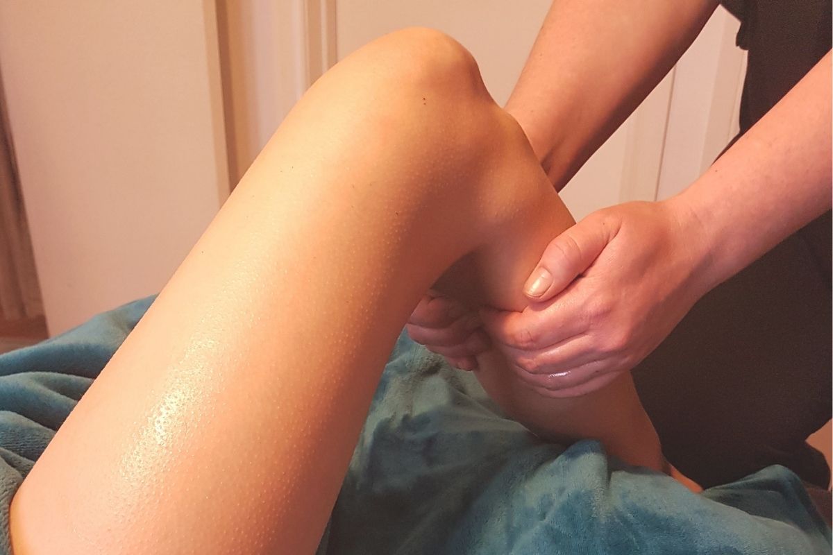 Relieving tension in tired calf muscle – deep tissue massage on woman’s leg Close-up of a therapist performing deep tissue massage on a woman's calf, targeting muscle tension and fatigue to promote relief and recovery.